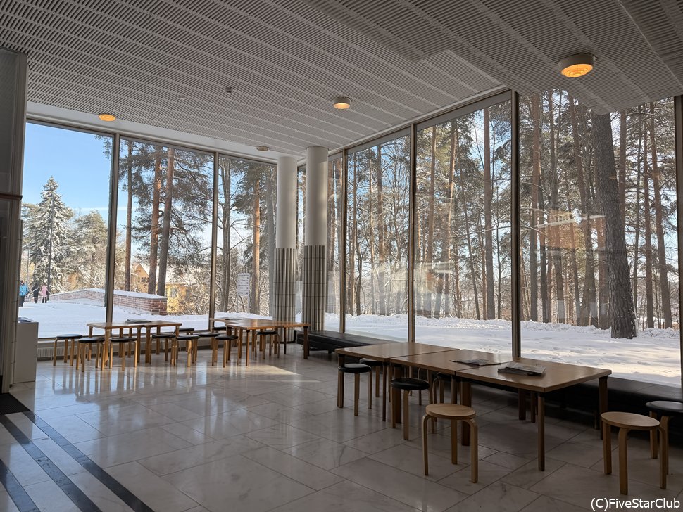 ユバスキュラ大学 アアルト建築の明るい施設内