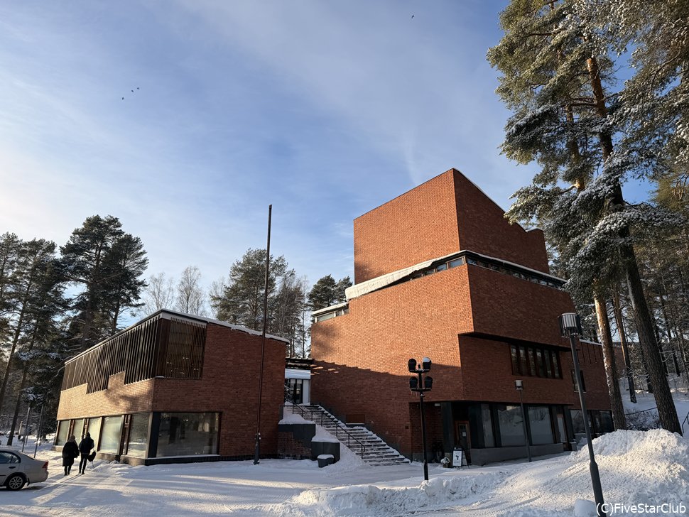 林の中に建つ美しい建物