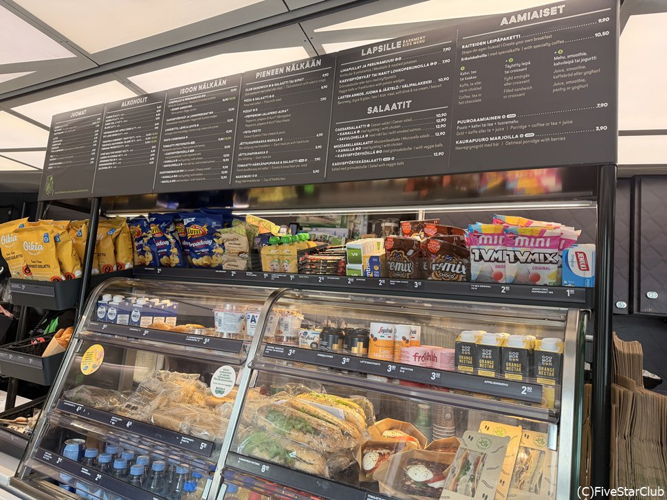 食堂車でいろいろなドリンク&フードが楽しめる