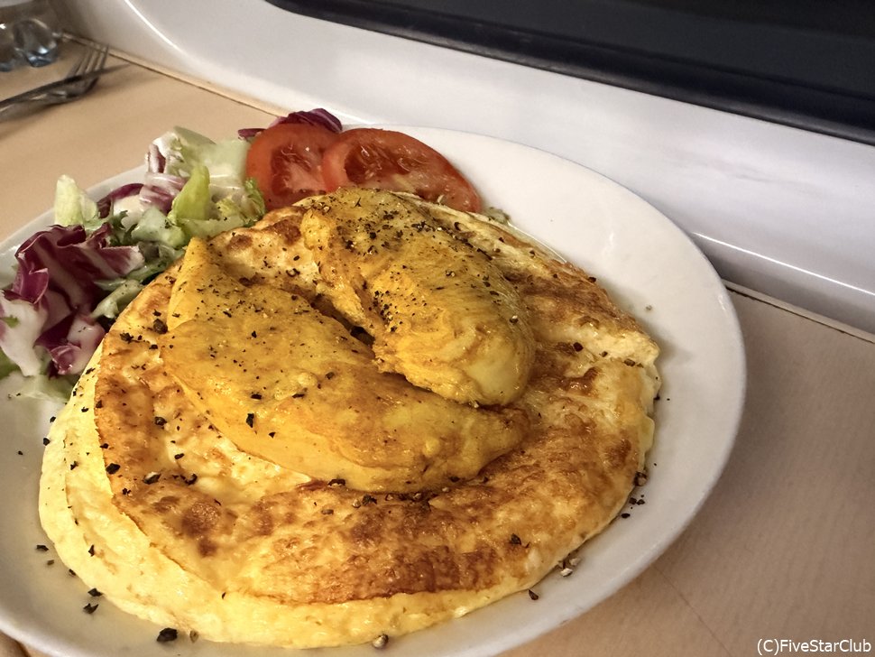 VR食堂車で注文して席で食べられるチキンオムレツ