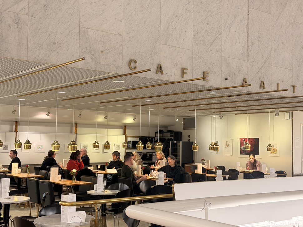 ヘルシンキのアカデミア書店にあるアアルト・カフェ