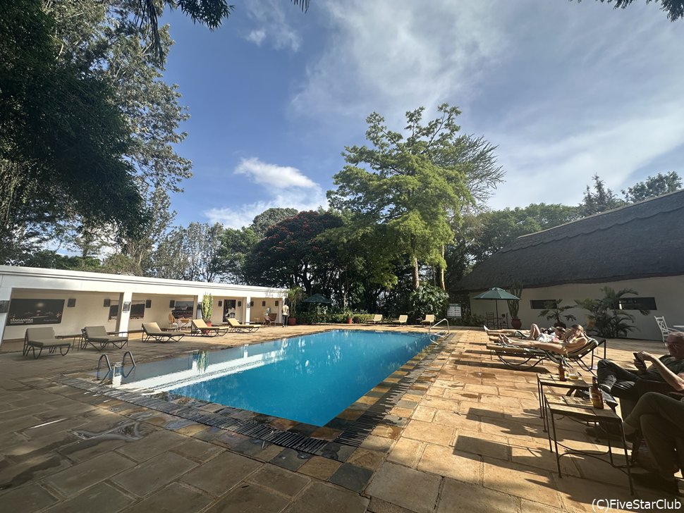 緑が溢れる敷地内ではプールでリラックスも