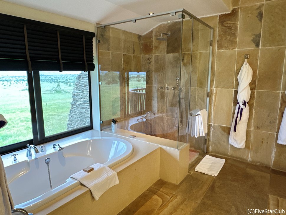 セレンゲティのフォーシーズンズロッジのバスルームは絶景ビュー！