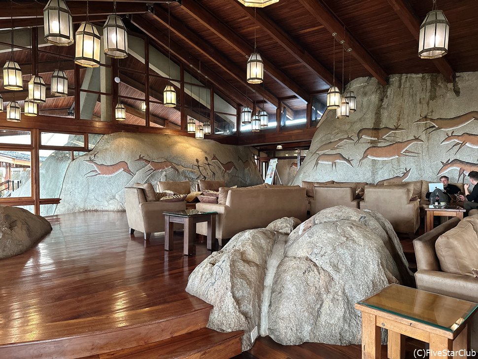 大きな岩をそのままインテリアに生かしたワイルドライフロッジのラウンジスペース