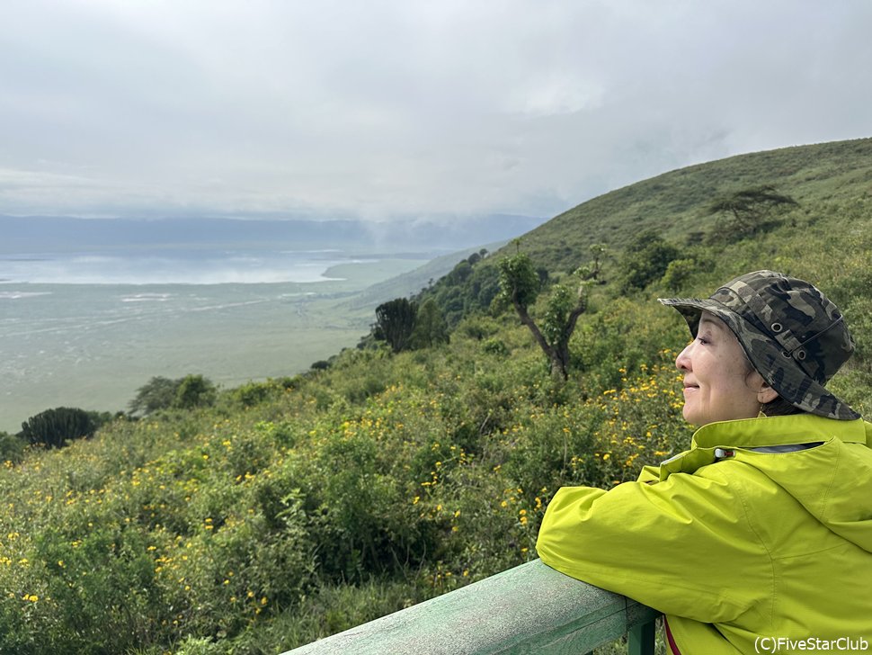 ンゴロンゴロのクレーターを眺める著者