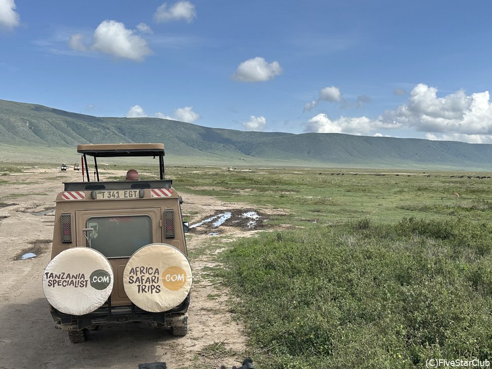 クレーターの中を走るサファリカー