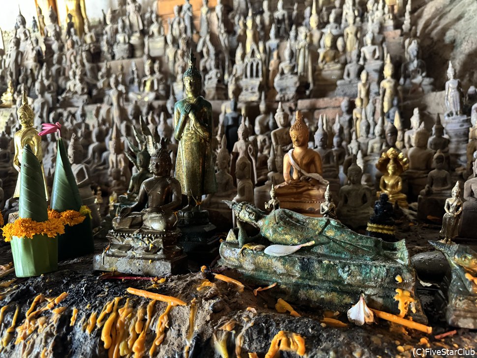 洞窟の中に無数の仏像が