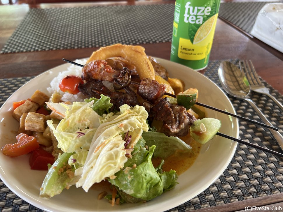 カレーから串焼きまで…欲張りにいただきます！