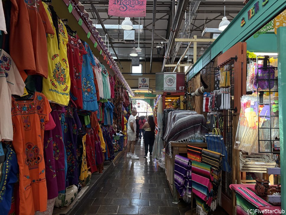 メキシカンマーケットの小店に並ぶカラフルなお土産