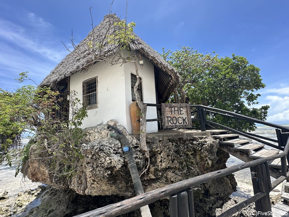 岩の上にポツンと建つ小さなレストラン