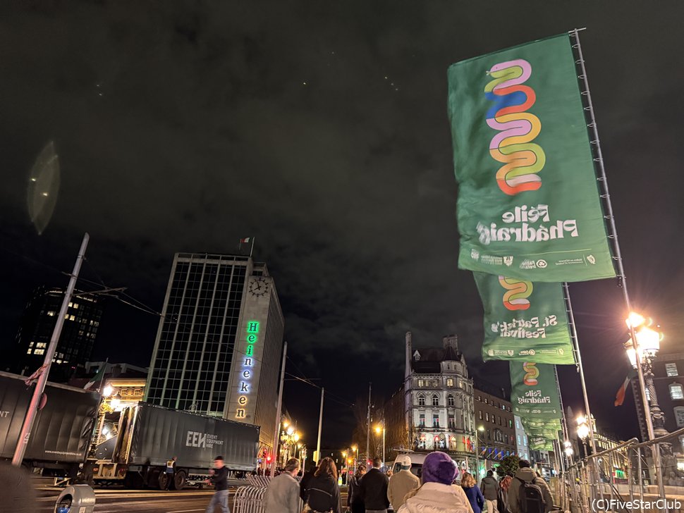 Heinekenのビルもアイルランドカラーに！