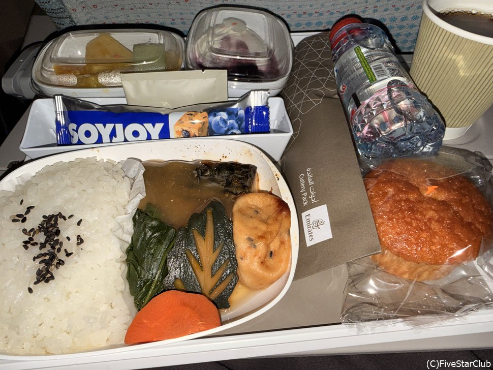 もちろん機内食も出る
