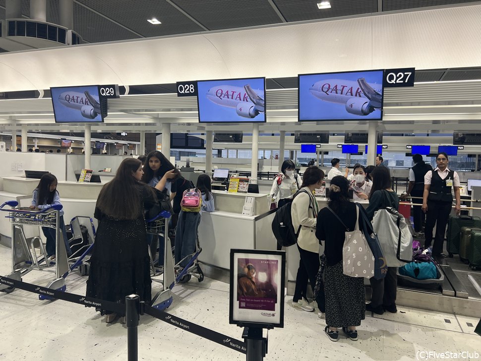 成田空港のカタール航空チェックインカウンター