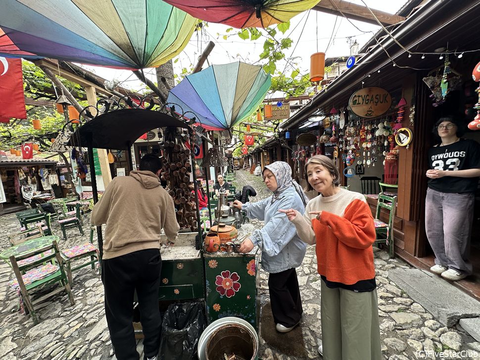 こうした屋台で本格的なトルココーヒーが作られます