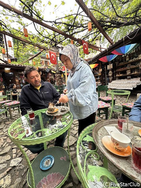 広場のカフェでトルココーヒーを飲んでみる