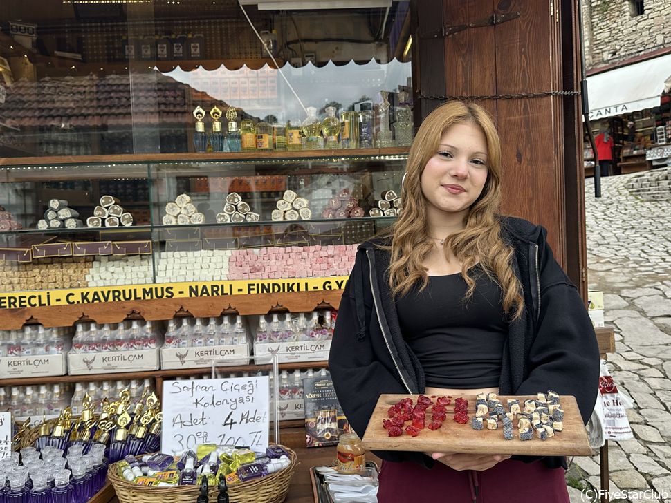 お菓子を試食しませんか？とすすめてくれる店員の女性