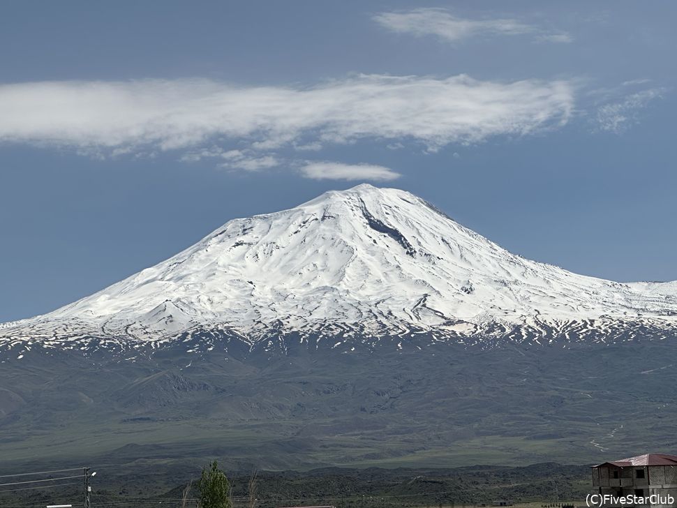 ドウバヤズット郊外でアララット山を眺める