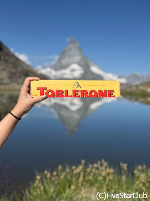 スイスの定番チョコレートと一緒に撮るのがおすすめ