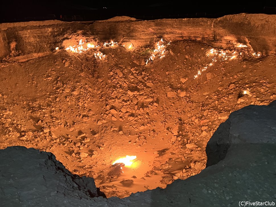 地獄の門にふさわしい天然ガスが燃え盛る炎