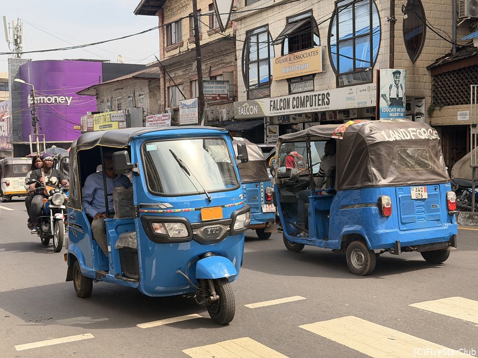 シエラレオネではトゥクトゥクが走っている