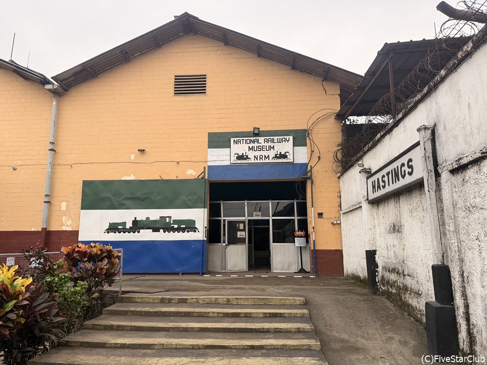 鉄道博物館の入り口に掲げられた国旗のマークはファミリーマートそっくり。