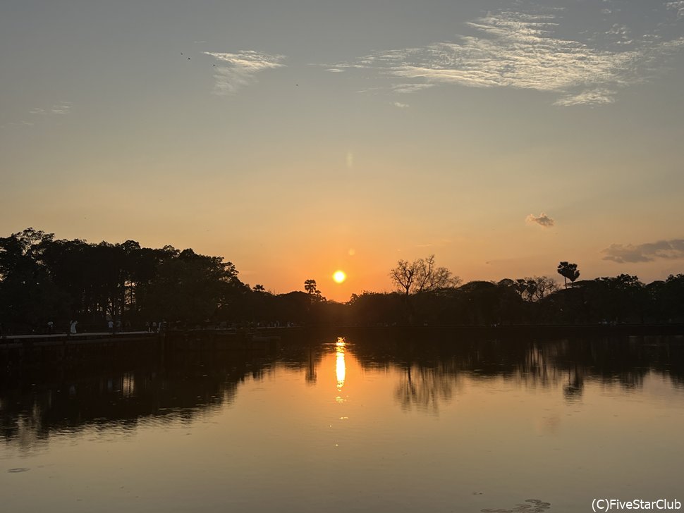 池に映る大きな夕日