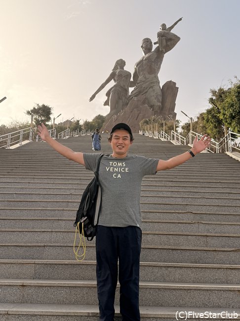 アフリカ・ルネサンスの像と私