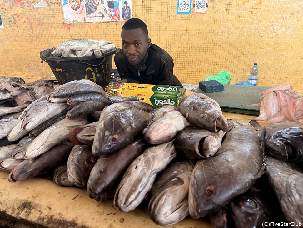 フグやブリ、ロブスターなどの高級食材も並ぶ市場