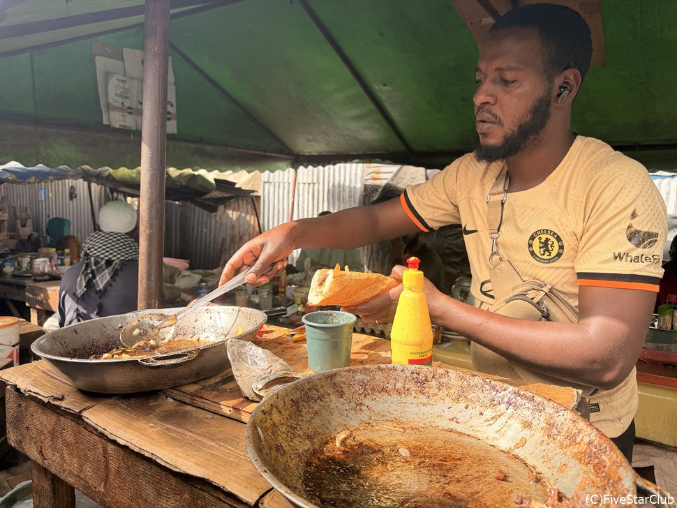 市場にはおいしそうな屋台も軒を連ねている