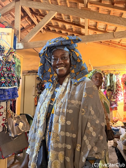 ゴレ島のお店の店員さんと