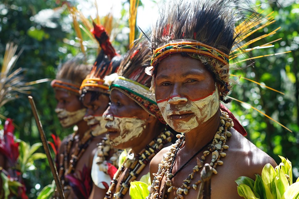 パプアニューギニアの部族の村にホームステイ！マッドマンに会いに行く