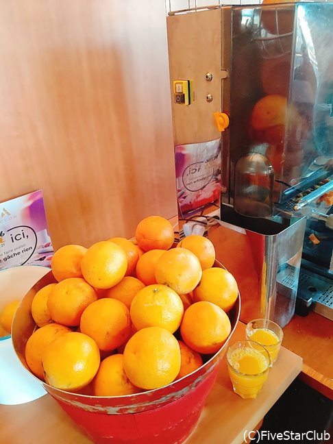 自分でオレンジを投入して作れるジュースの機械も