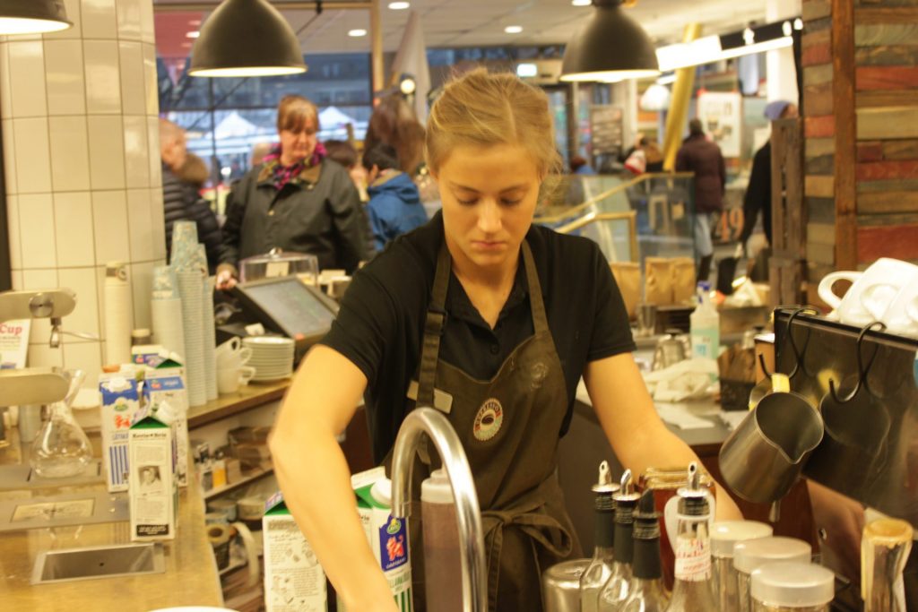 ストックホルム飲食店の女性従業員