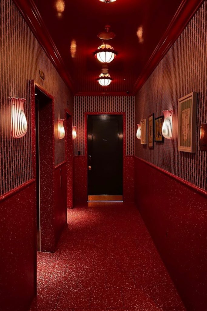 ロンドンホテル ブロードウィックソーホー 真っ赤でミステリアスなフロア