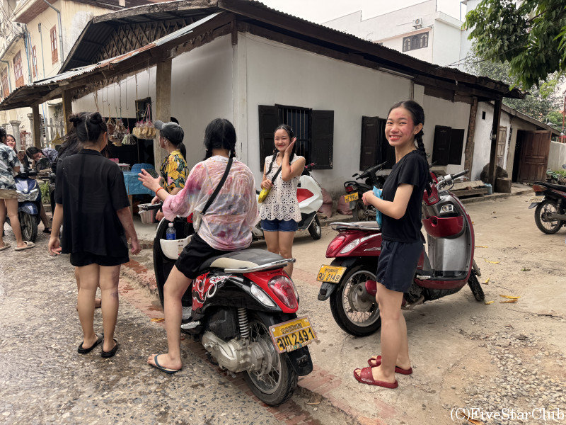 笑顔がとっても可愛らしい、現地の少女達!ラオスは公共交通機関が未発達なこともあり、15歳よりバイクの免許取得が認められています。