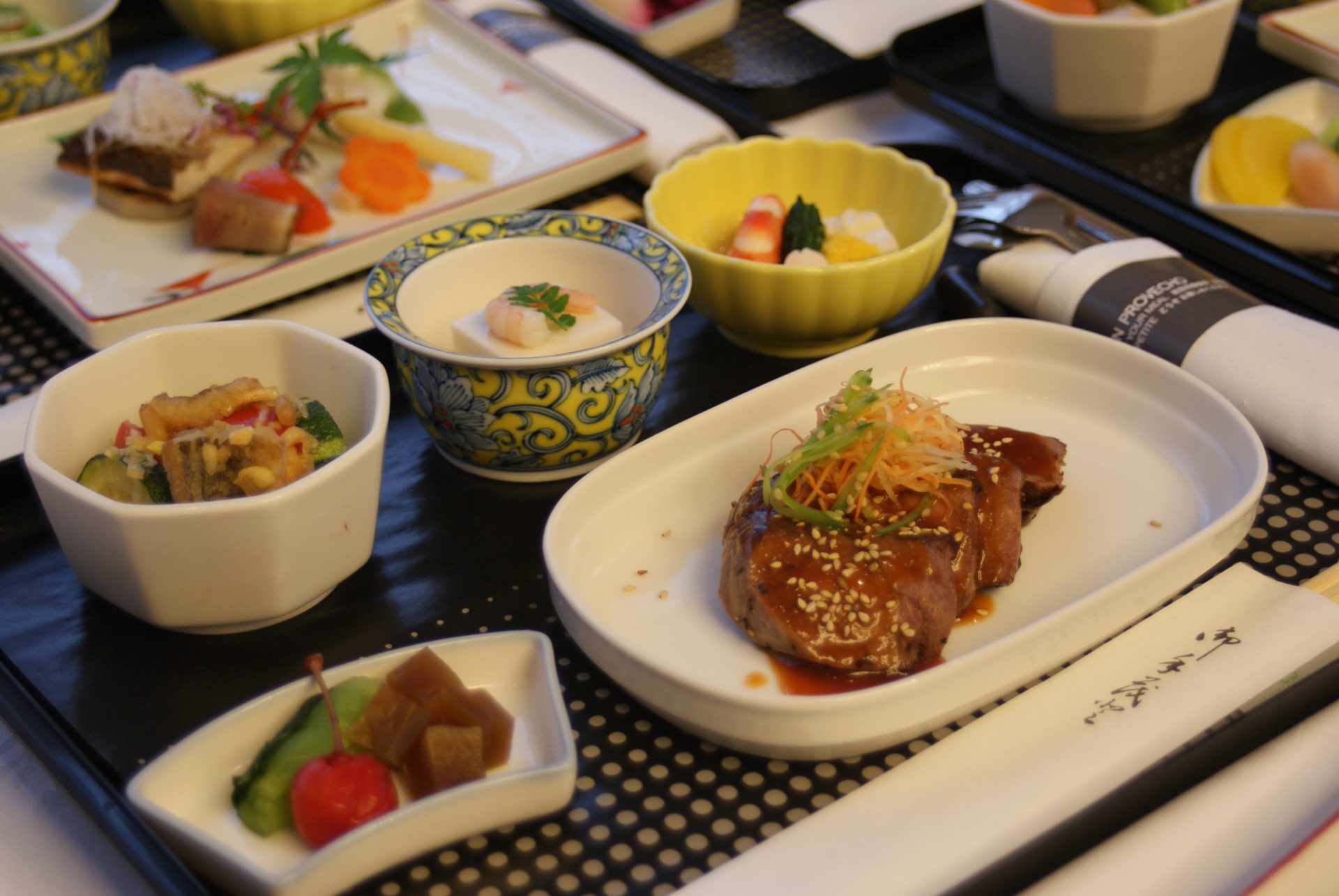 目にも華やかな成田氏監修の機内食。