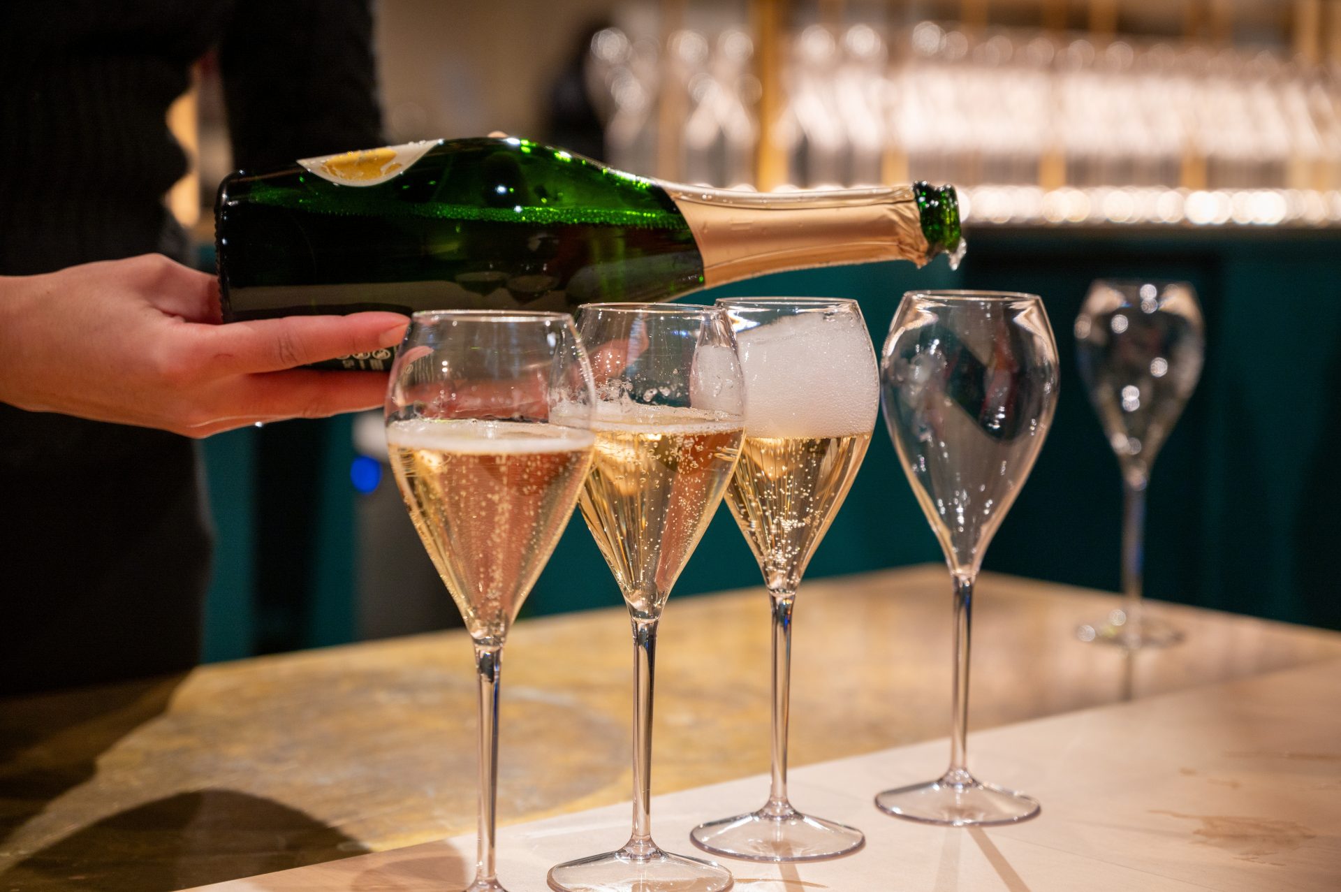 本場のシャンパンの美味しさに酔いしれる、大人の旅