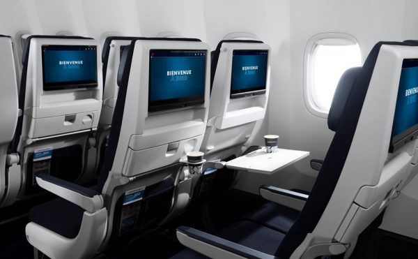 足元に余裕を持たせた調節可能な革製のヘッドレストを備えた快適なシート