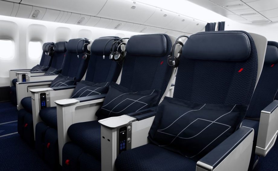 機内中央部に空間とくつろぎを感じさせるエレガントなデザインの客室