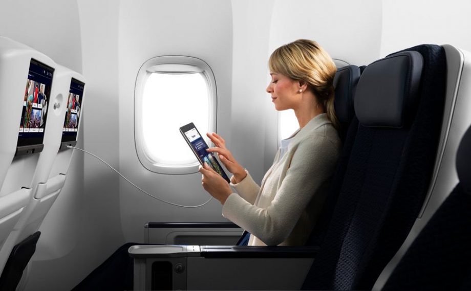 ゆったりとしたリクライニングと足元に余裕を持たせたシート