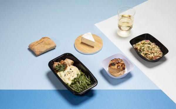 温かい食事にシャンパンワインも飲める機内食