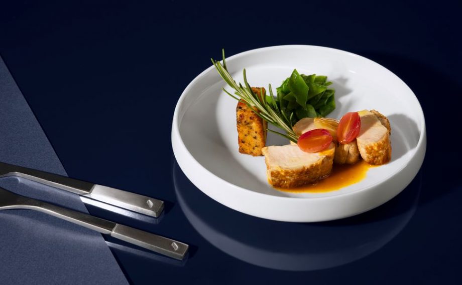 フランスのスターシェフとコラボレーションのメニューの食事を最優秀ソムリエが厳選したワインと共に楽しめる