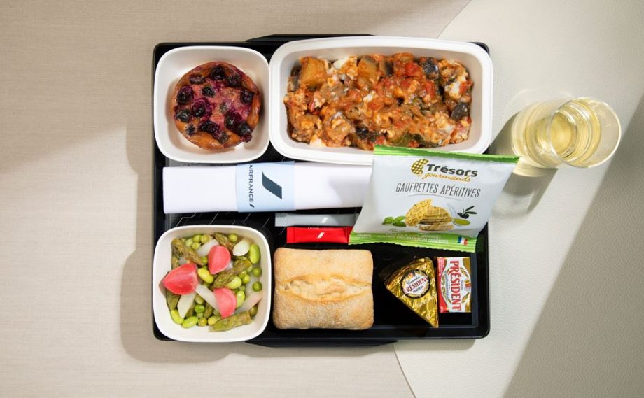 プレミアムクラス、オリジナルメニュー。パリ発では星付きシェフ監修したメニューを用意