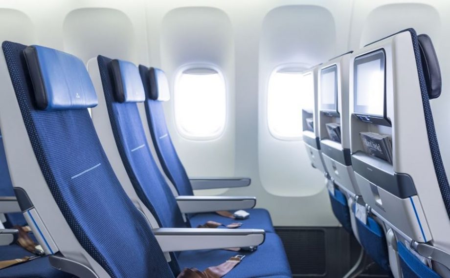 人間工学に基づいてデザインされた快適なエコノミークラスの座席