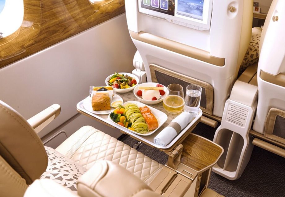 世界各地の料理、質の高い食材、複数のコースを、お好みのスパークリングワインまたはプレミアム・ビンテージと一緒に